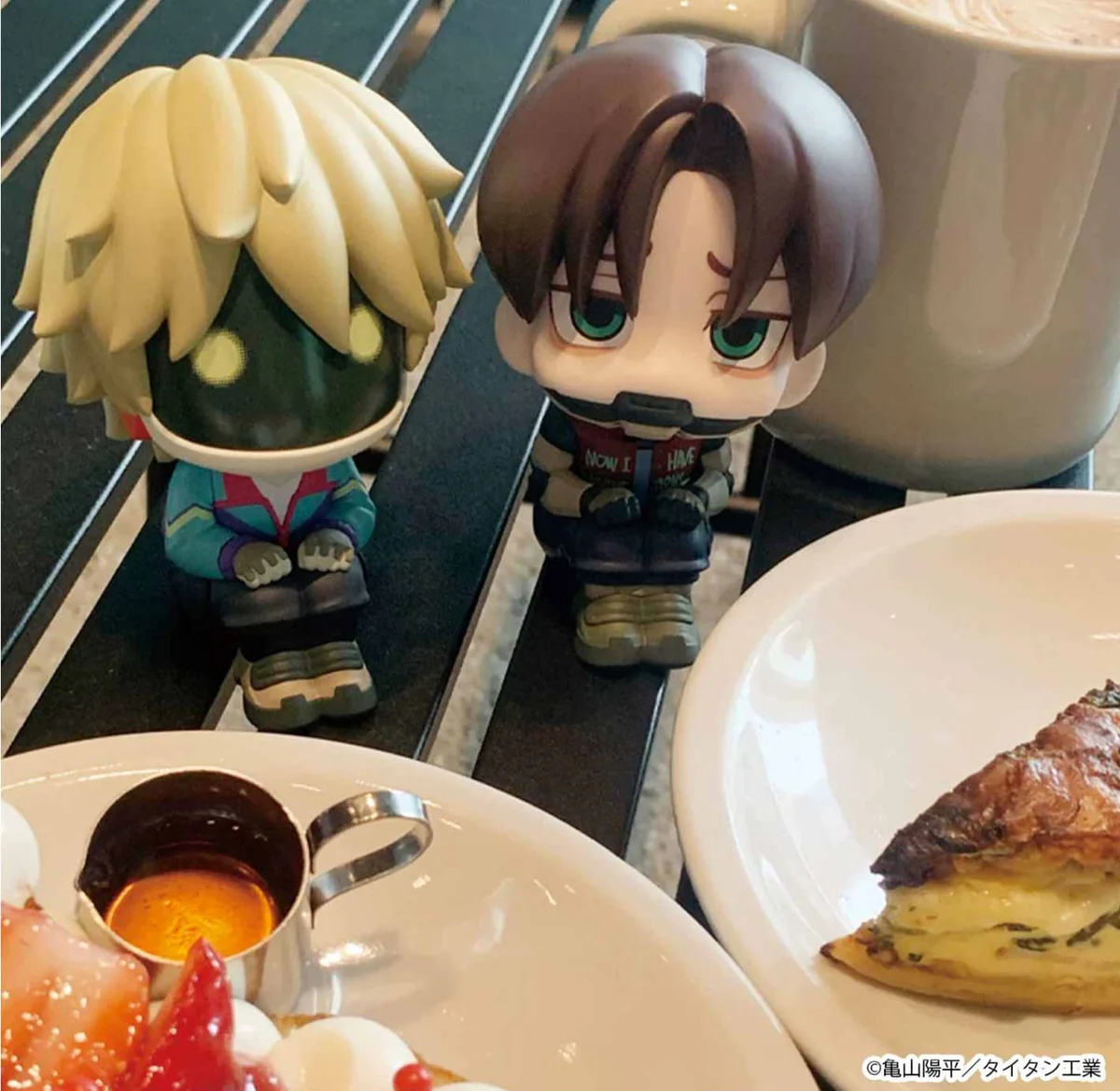 "Adorably charming Carter & Max LOOKUP Special Edition Milky Subway chibi figures, perfect MegaHouse desk companions with captivating upward gazes."